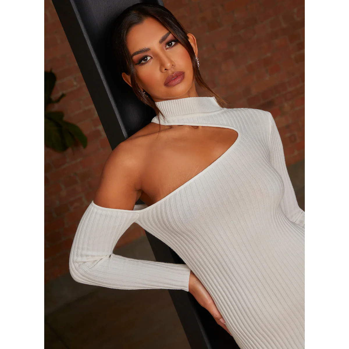 Chi Chi London Cut-Out Long Sleeve Knitted Rib Dress in White - Image 3