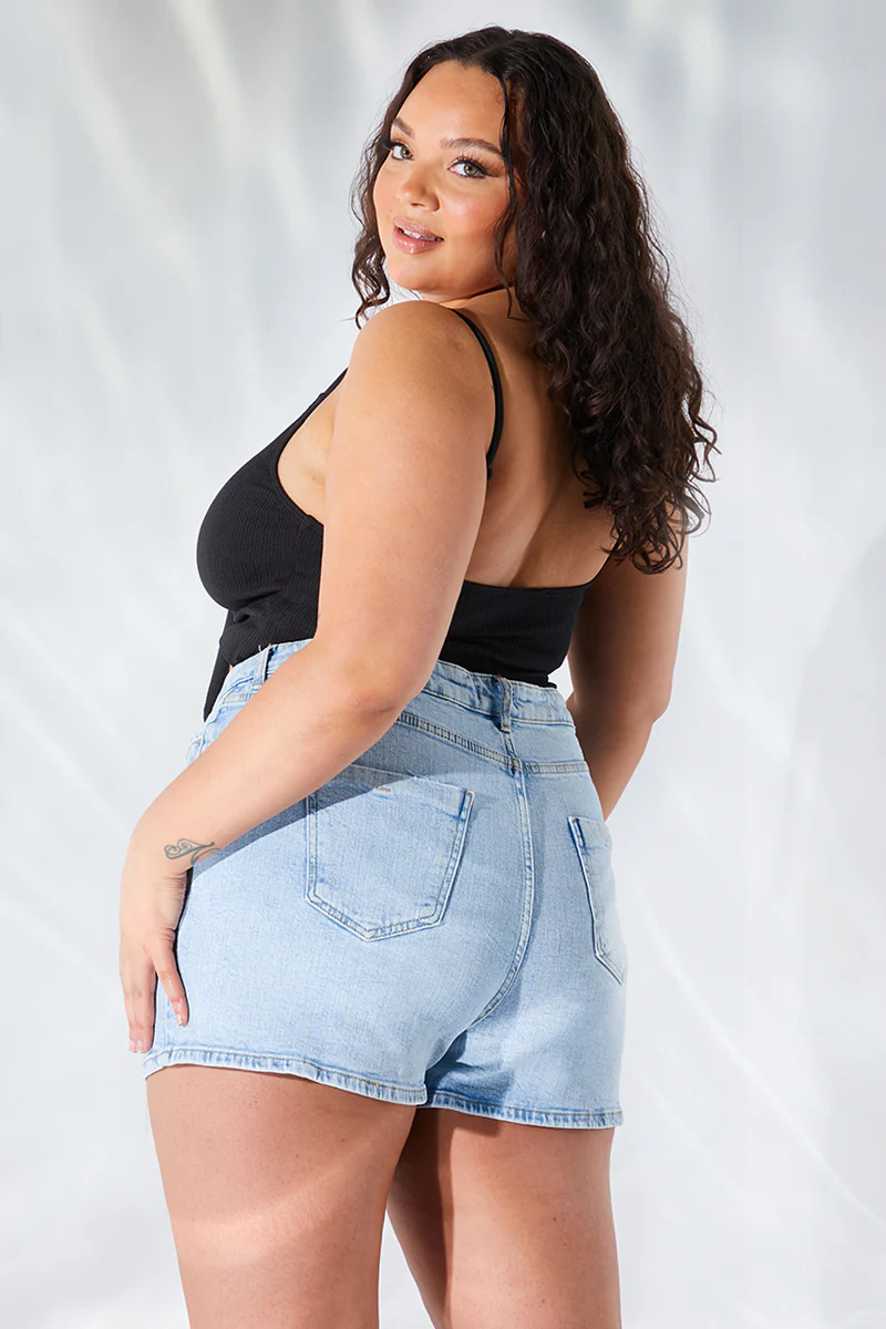 Light Wash Denim Mom Short - Image 12