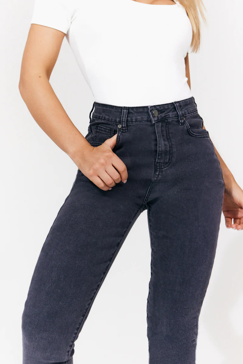Isobelle Skinny Jean in Black - Image 3