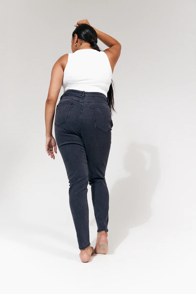 Isobelle Skinny Jean in Black - Image 6